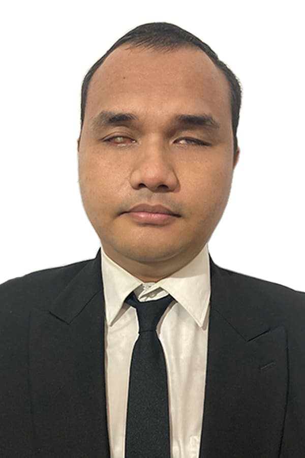 Foto Dimas P. Muharam mengenakan jas hitam dengan latar belakang putih