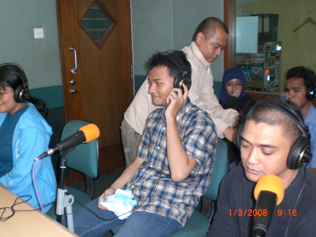 Foto di tahun 2008 Dimas dan mas Iwa dari Kartunet saat jadi tamu di siaran program Utak-Atik IRadio FM Jakarta