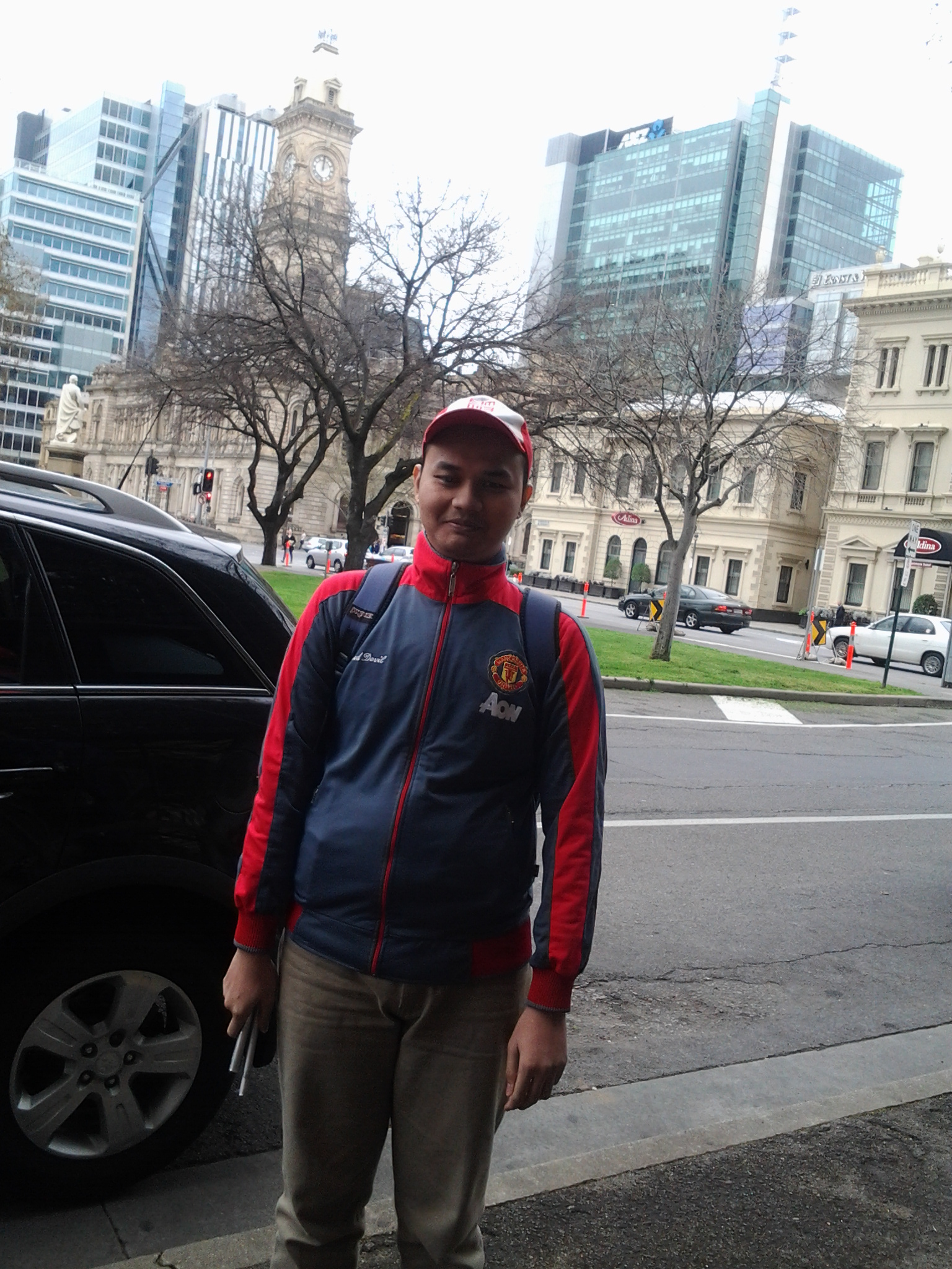 Dimas di depan Flinders City Campus