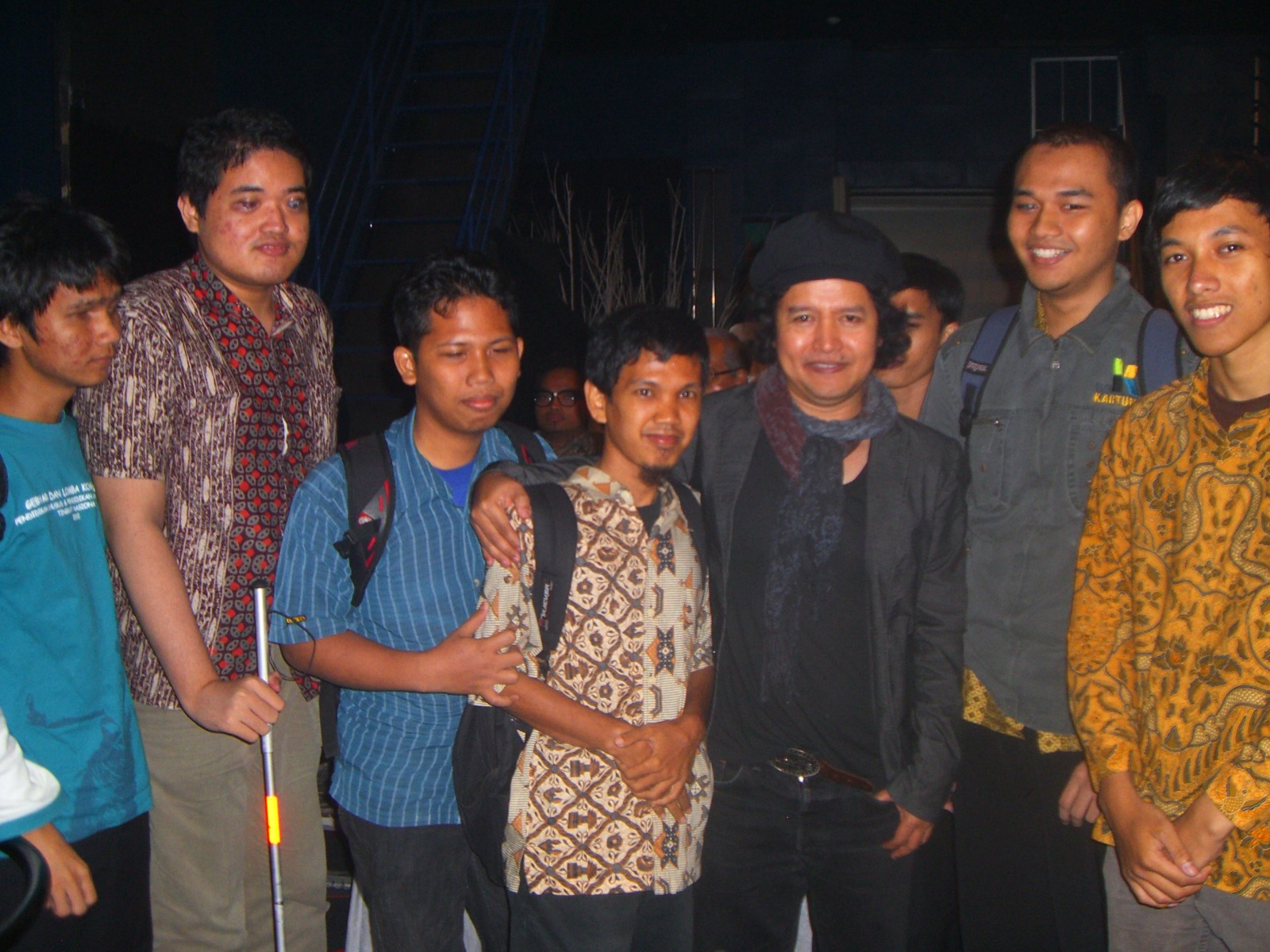 Foto di 2011 ketika acara jamuan Kick Andy Heroes Metro TV, Dimas berfoto dengan Andrea Hirata, penulis buku-buku best seller seperti Laskar Pelangi