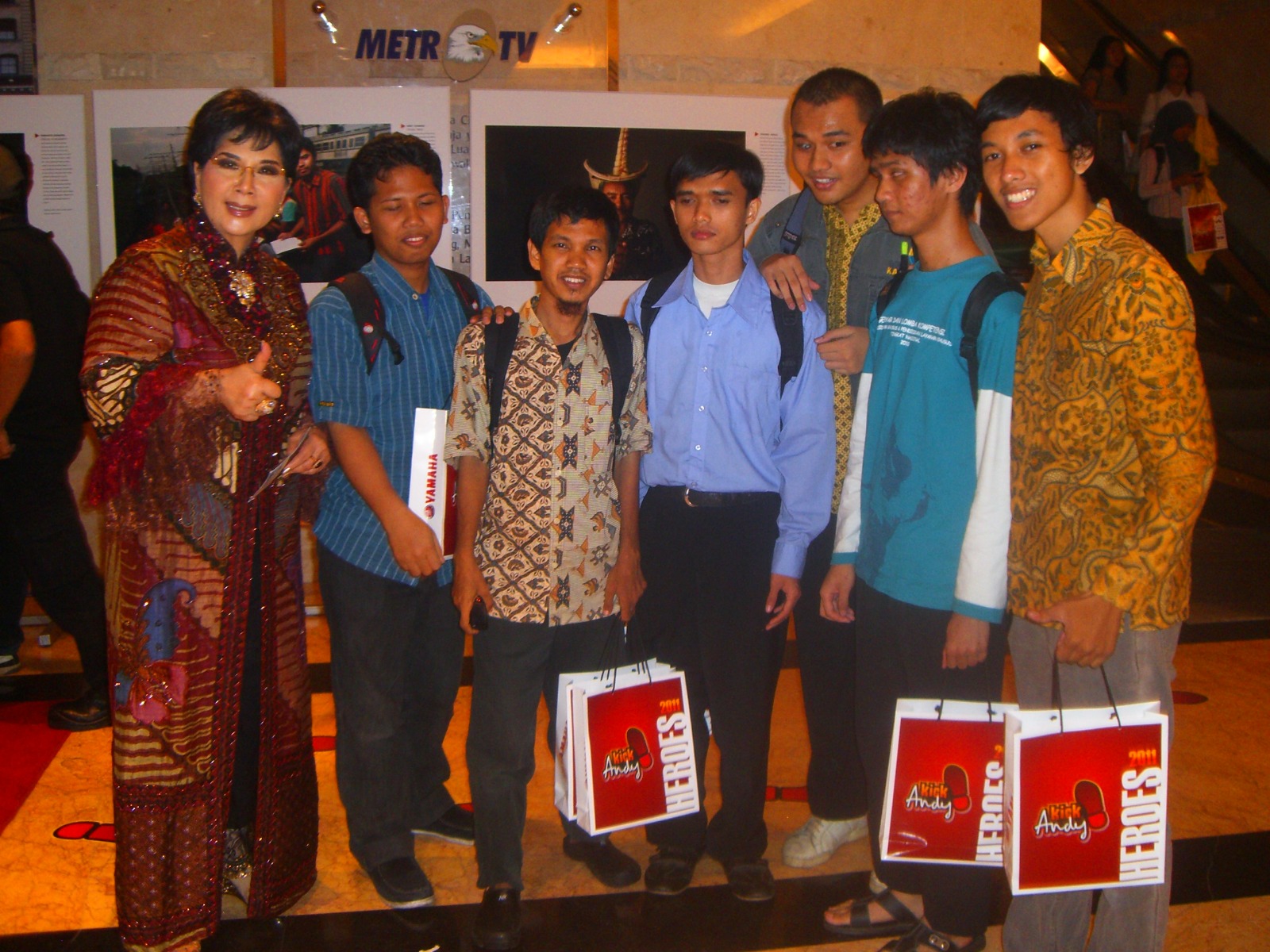 Foto di acara Kick Andy Heroes 2011 yaitu Dimas dan tim Kartunet bersama eyang Titiek Puspa