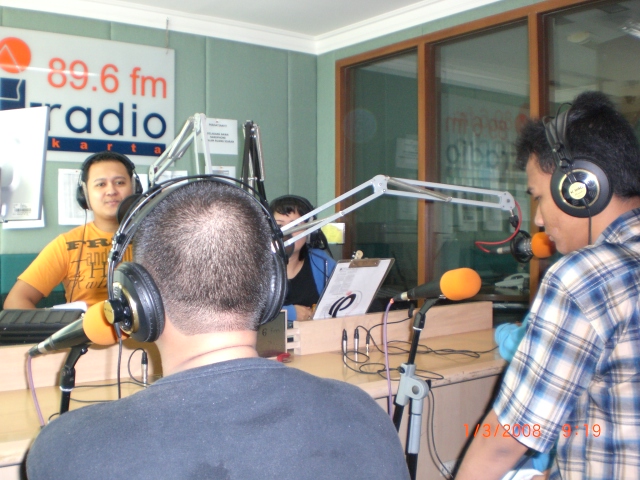 Foto Dimas di 2008 saat ikut siaran di IRafio FM Jakarta.